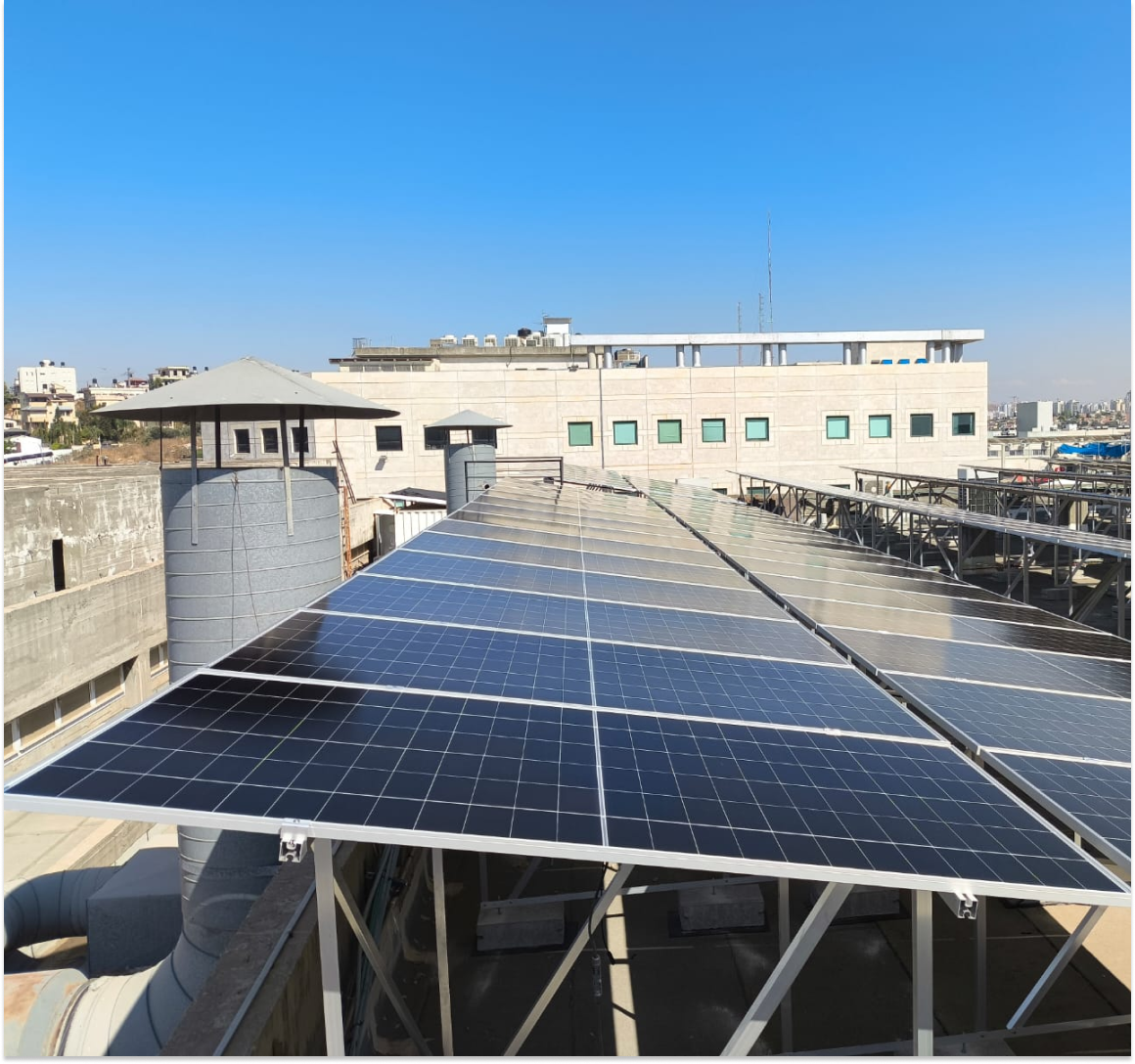גג מסחרי עם מערכת סולארית