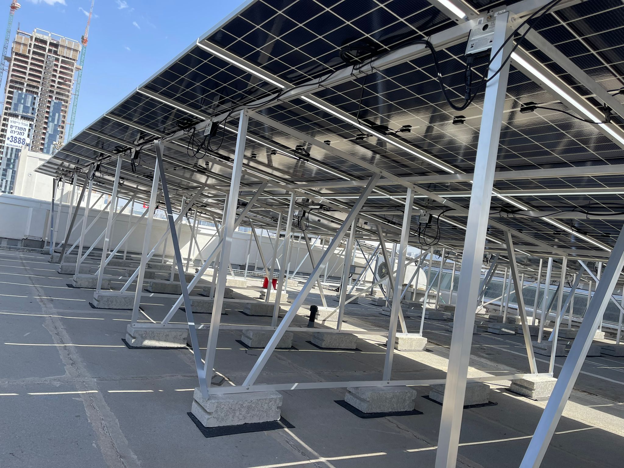 גג מסחרי עם מערכת סולארית